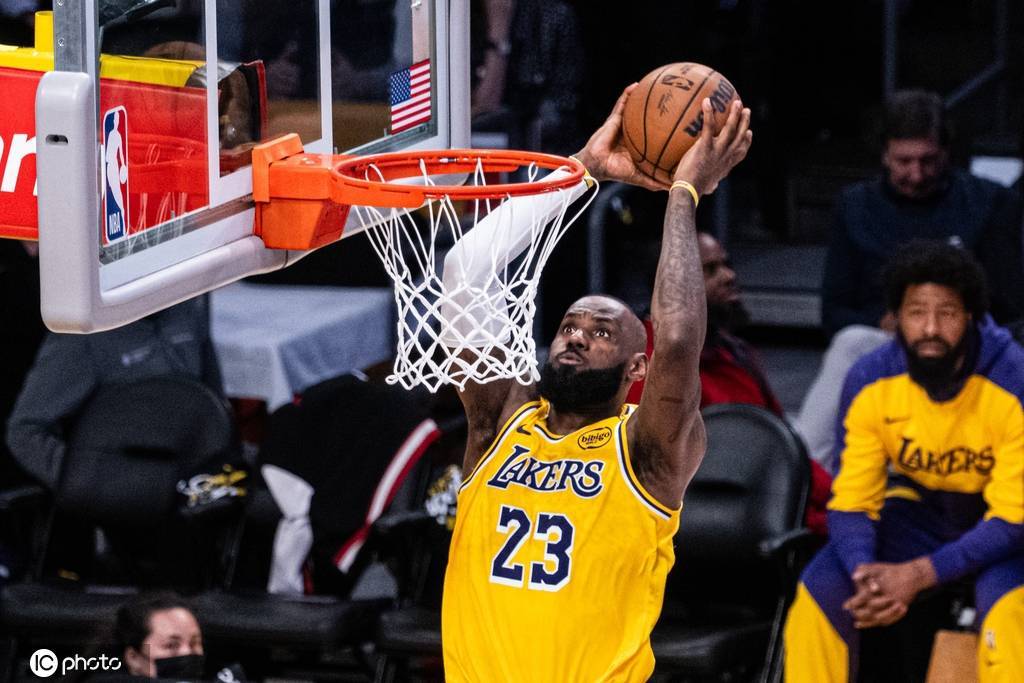 詹姆斯执行下赛季球员选项 生涯第23年创纪录